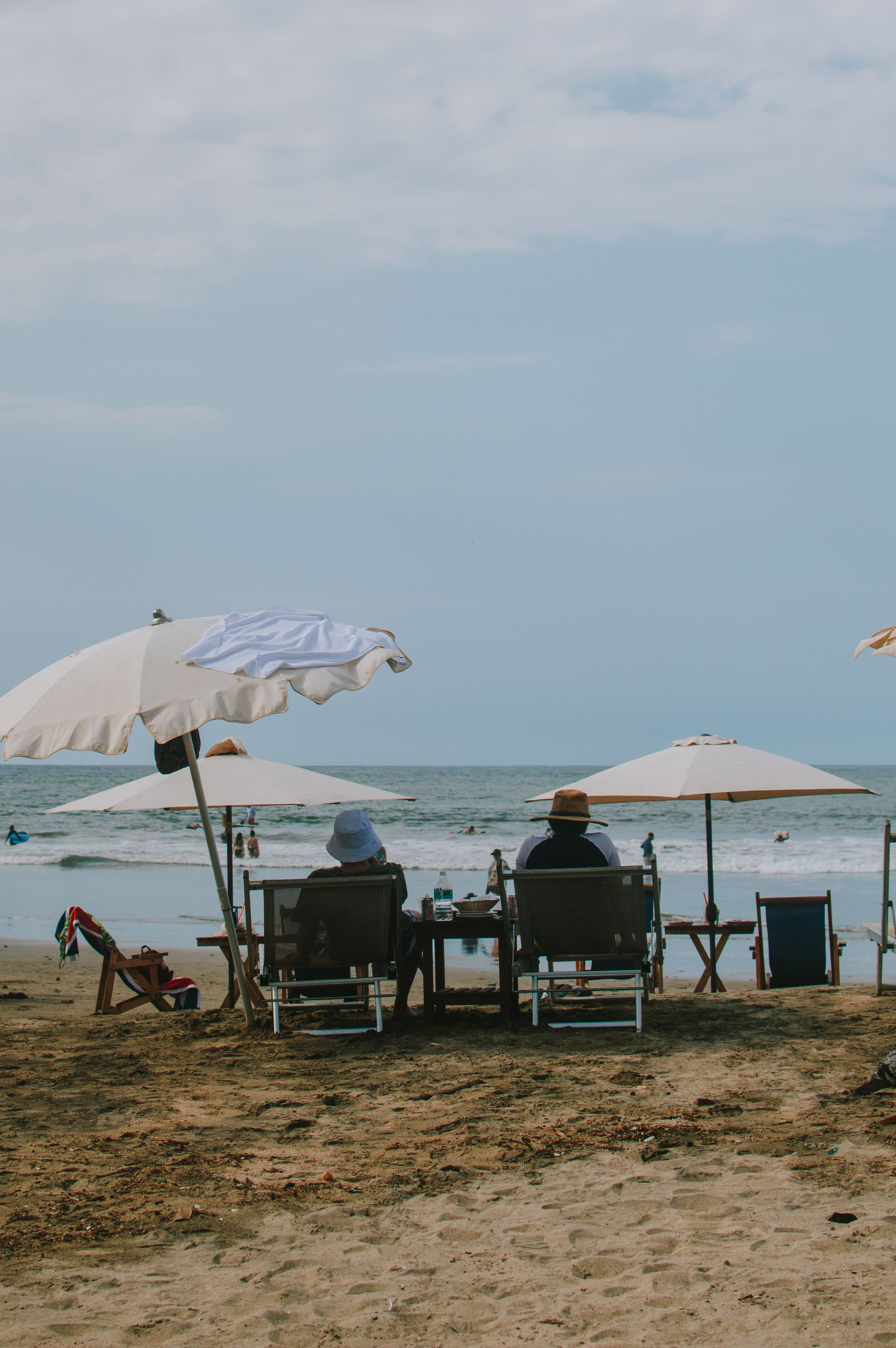 Personas trabajando y descansando frente al mar
